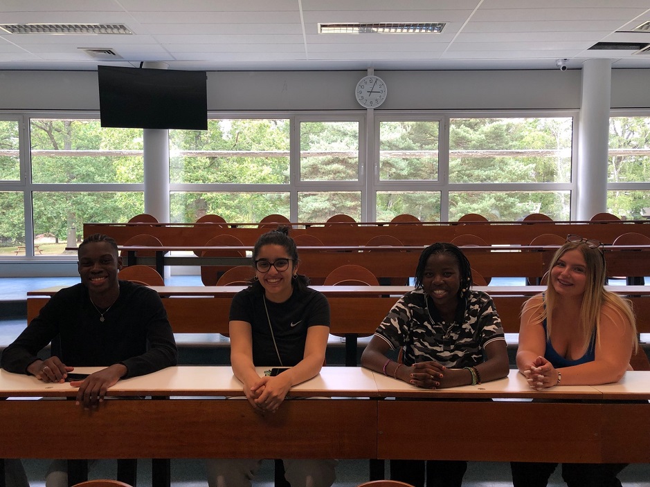 Des jeunes lycéens et lycéennes qui apprennent sur eux-mêmes (de gauche à droite): Yvan TCHANJKEMI, Sabrine LIHEOUL, Fayma YOUSSOUF, Elena LENORMAND