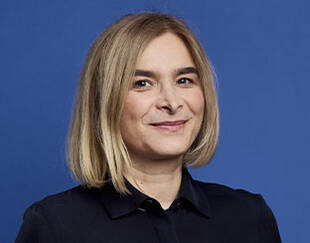 Photo portrait of a smiling, blond-haired woman