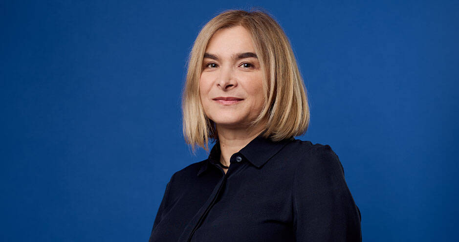 Photo portrait of a smiling blond-haired woman 