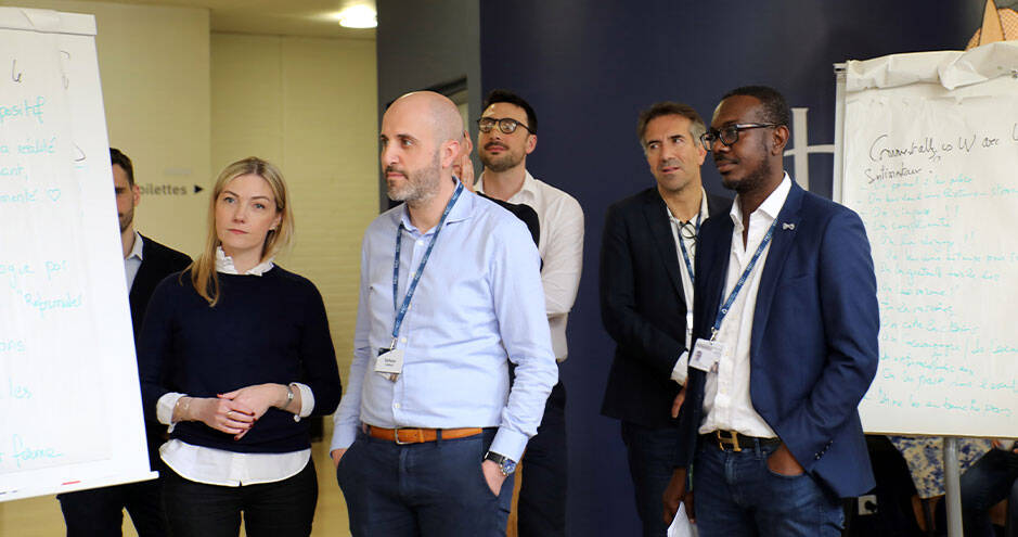 Un groupe de six personnes dans un bureau ou un espace de travail